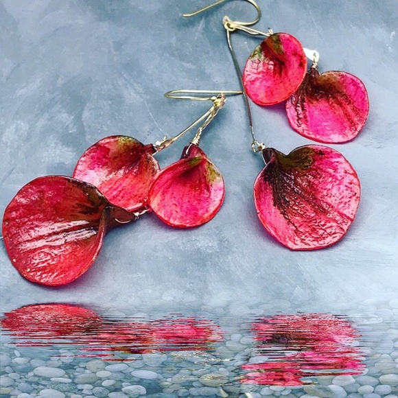 Matana Orchid leaves earrings in Cranberry pink - Picture 3 of 8